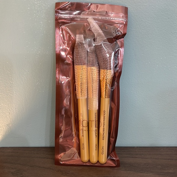 MOTD - Make up Brushes - Picture 1 of 3